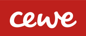 CEWE-Logo auf rotem Grund mit CEWE FOTOBUCH.