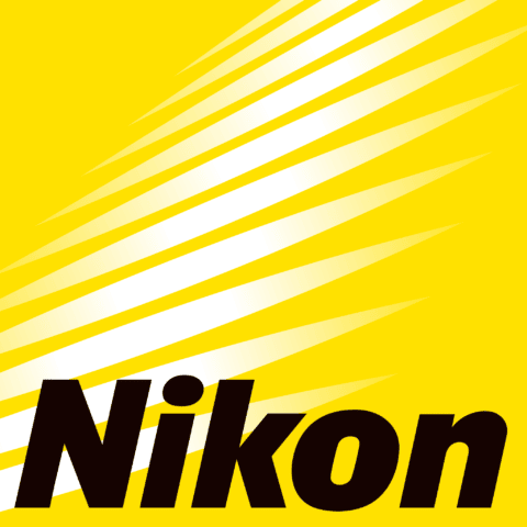 Das Logo der NIKON GmbH auf gelbem Hintergrund.